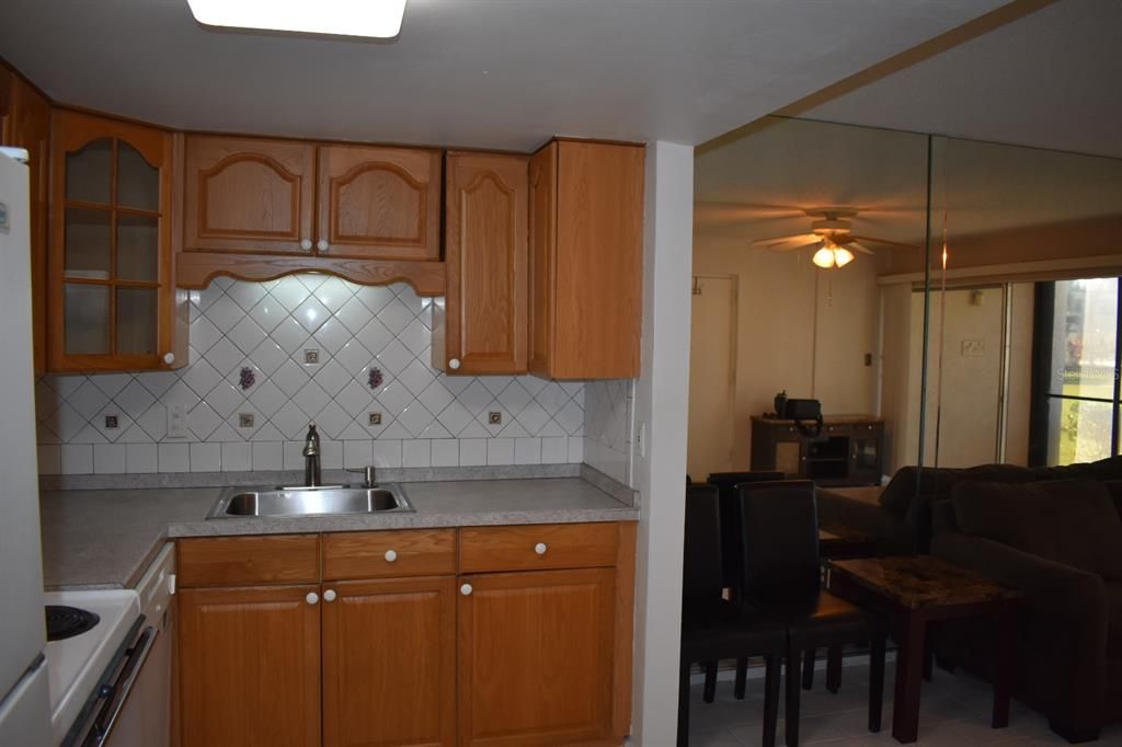 Под контрактом: $99,900 (1 спален, 1 ванн, 640 Квадратных фут)