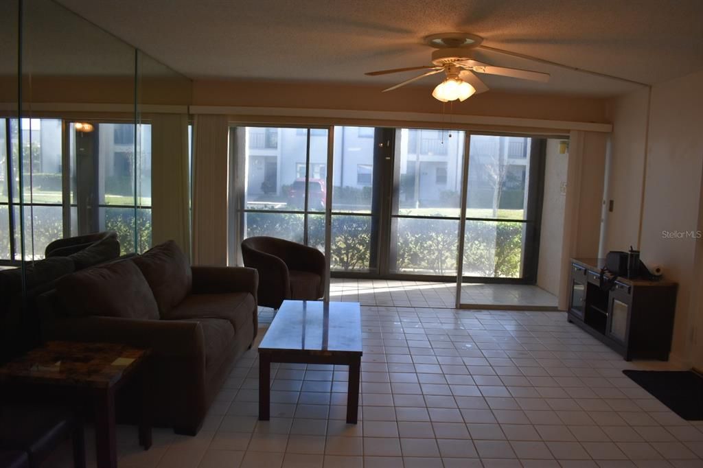 Под контрактом: $99,900 (1 спален, 1 ванн, 640 Квадратных фут)