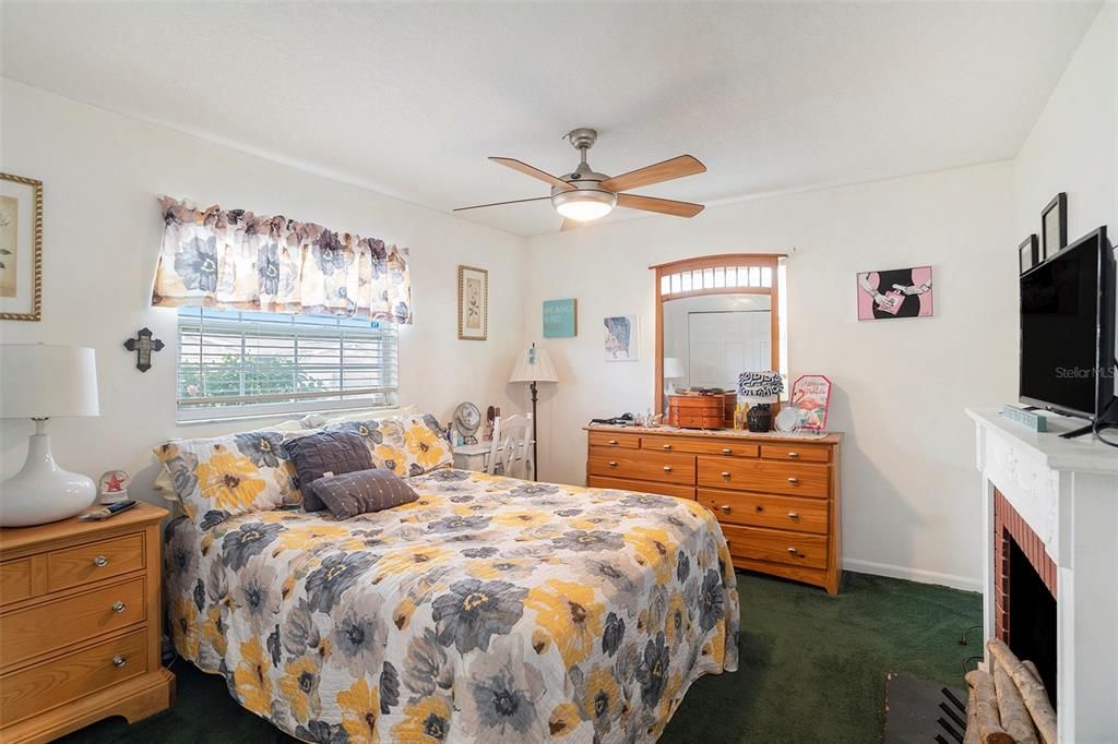 For Sale: $260,000 (2 beds, 2 baths, 1334 Square Feet)