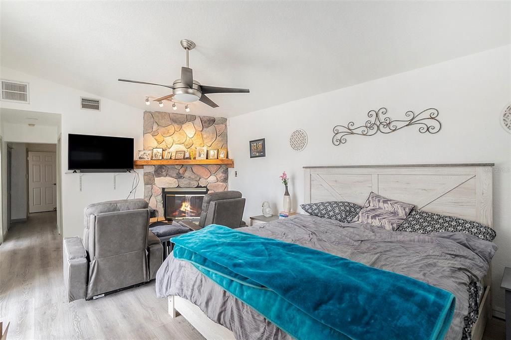 For Sale: $260,000 (2 beds, 2 baths, 1334 Square Feet)