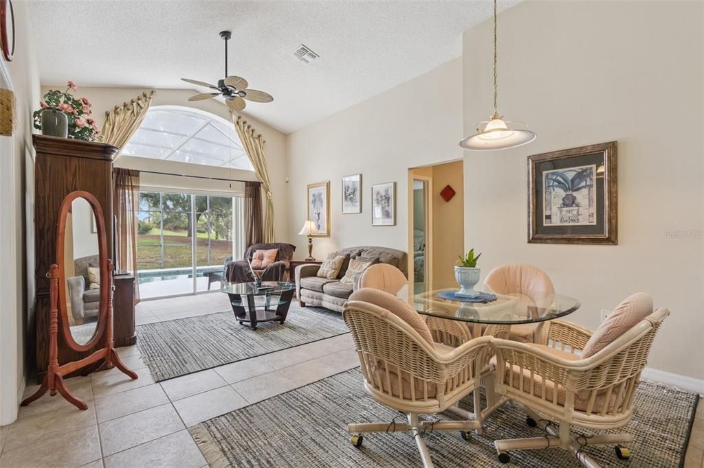 待售: $369,000 (4 贝兹, 3 浴室, 1940 平方英尺)