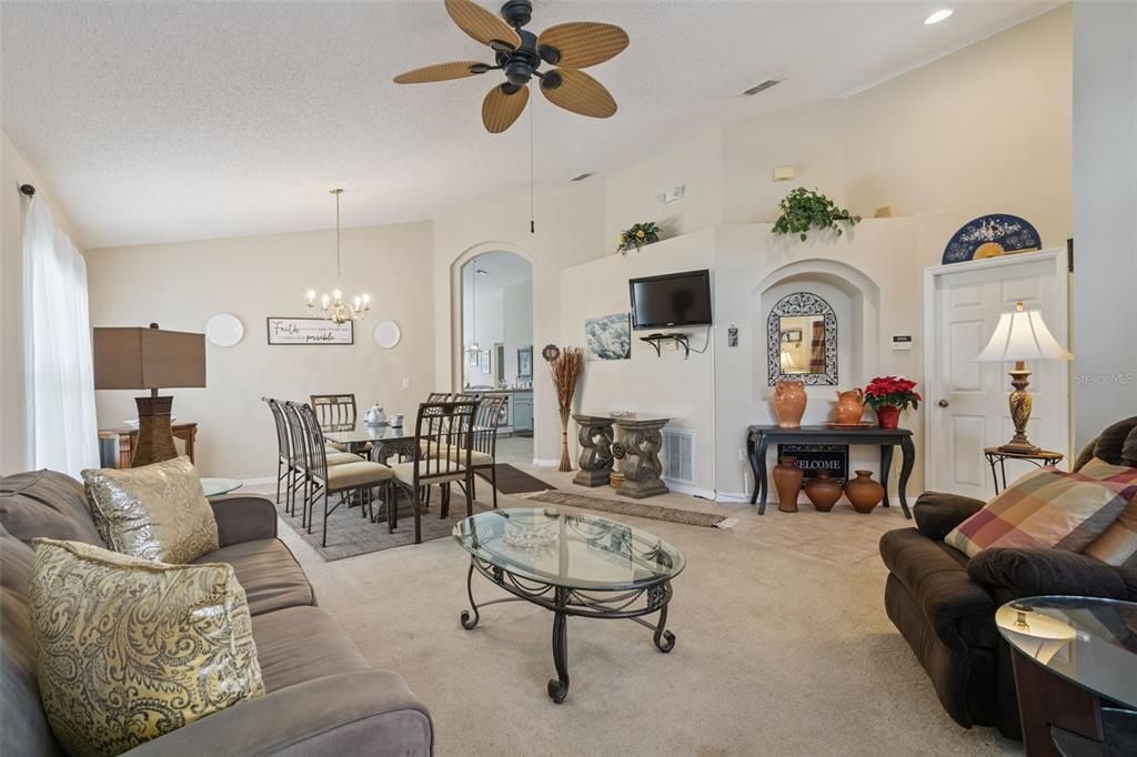 待售: $369,000 (4 贝兹, 3 浴室, 1940 平方英尺)