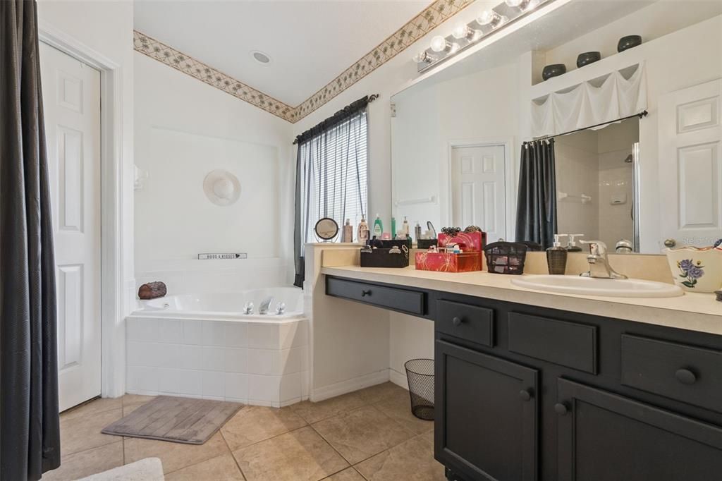 待售: $369,000 (4 贝兹, 3 浴室, 1940 平方英尺)