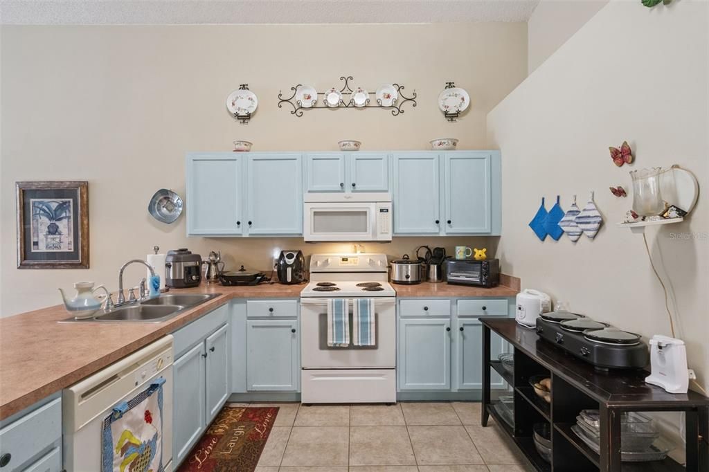 待售: $369,000 (4 贝兹, 3 浴室, 1940 平方英尺)