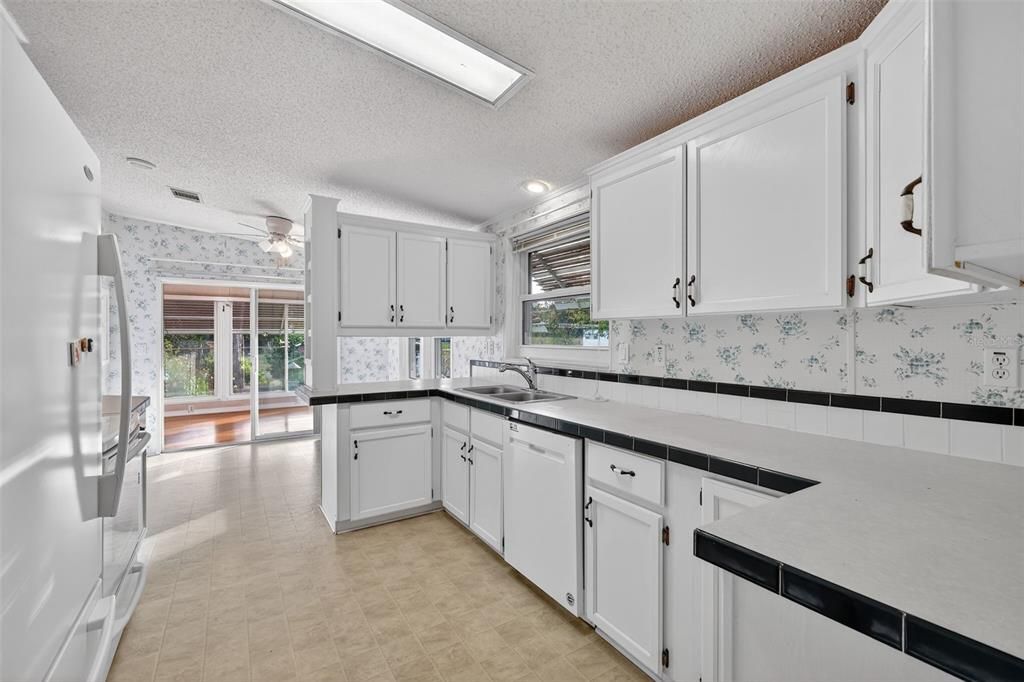 For Sale: $149,900 (2 beds, 2 baths, 1400 Square Feet)