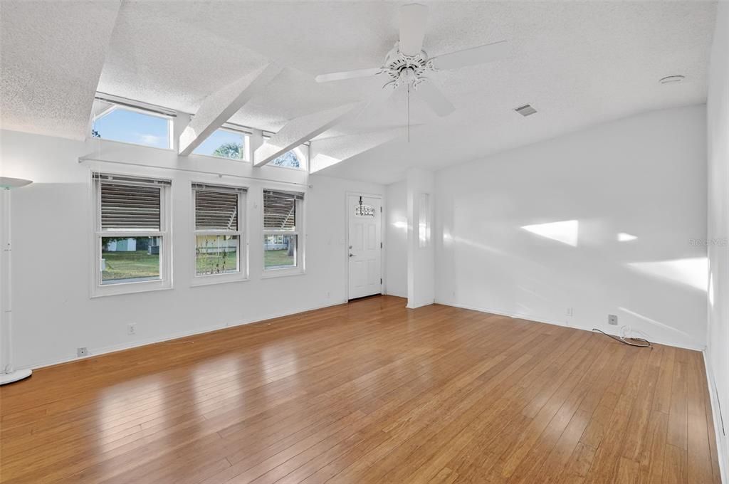 For Sale: $149,900 (2 beds, 2 baths, 1400 Square Feet)