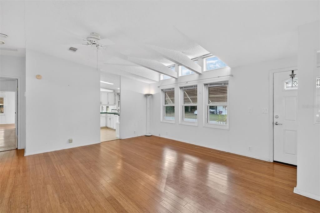 For Sale: $149,900 (2 beds, 2 baths, 1400 Square Feet)