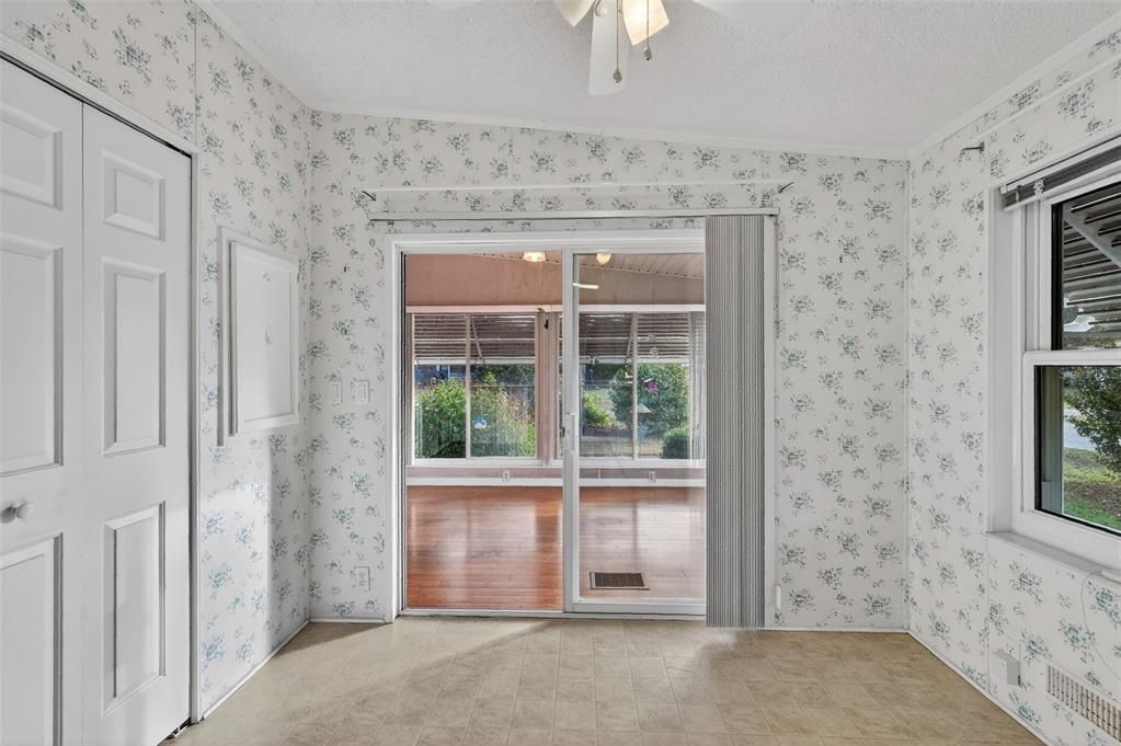 For Sale: $149,900 (2 beds, 2 baths, 1400 Square Feet)