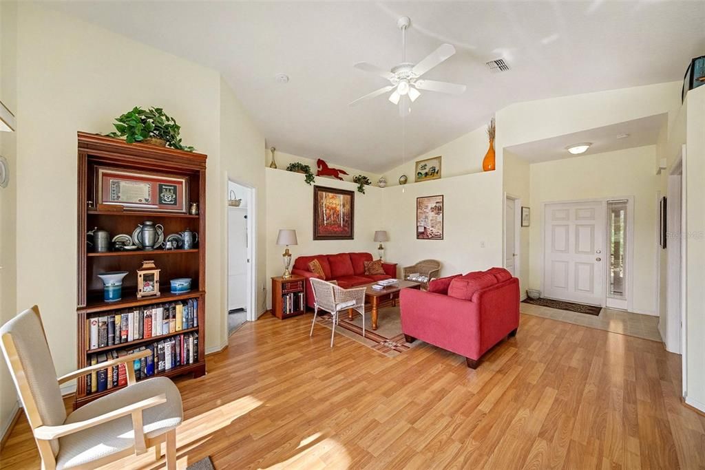 На продажу: $325,000 (2 спален, 2 ванн, 1489 Квадратных фут)