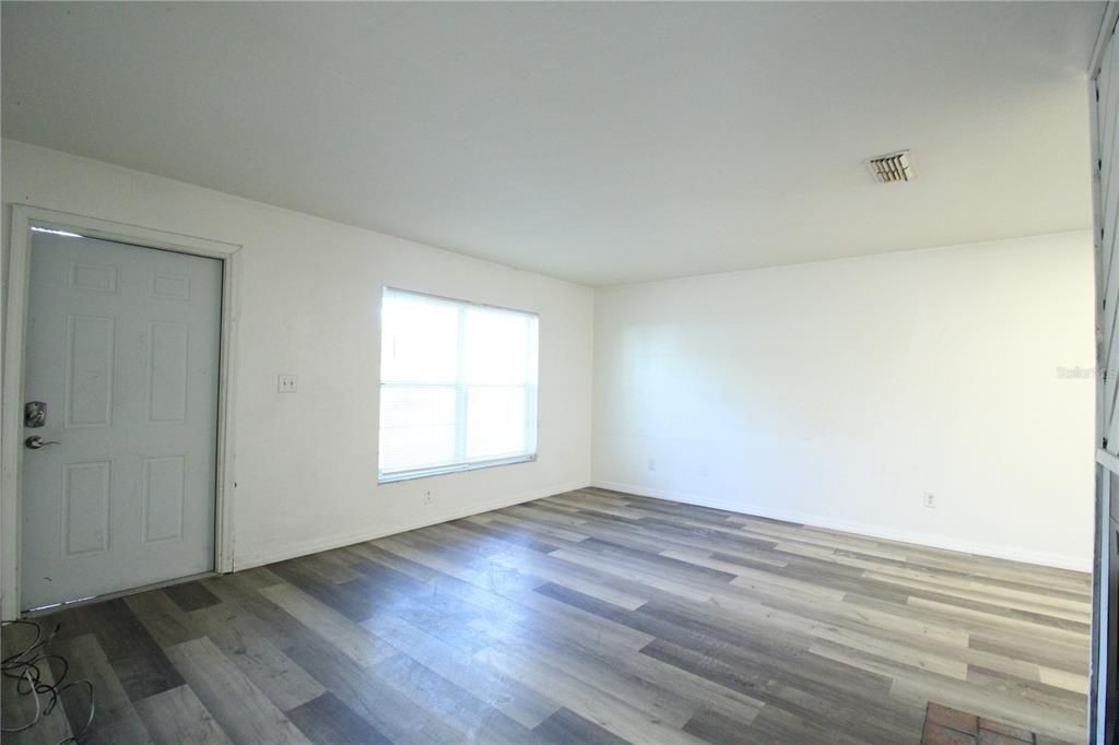 For Rent: $950 (2 beds, 1 baths, 837 Square Feet)