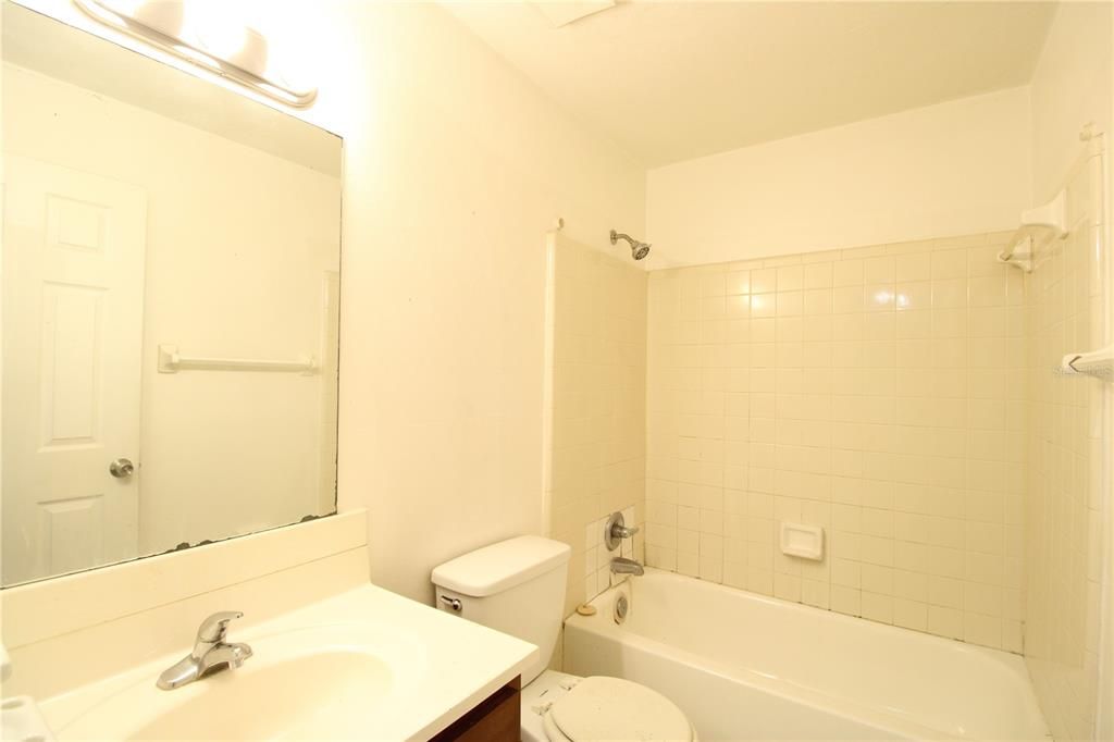 For Rent: $950 (2 beds, 1 baths, 837 Square Feet)