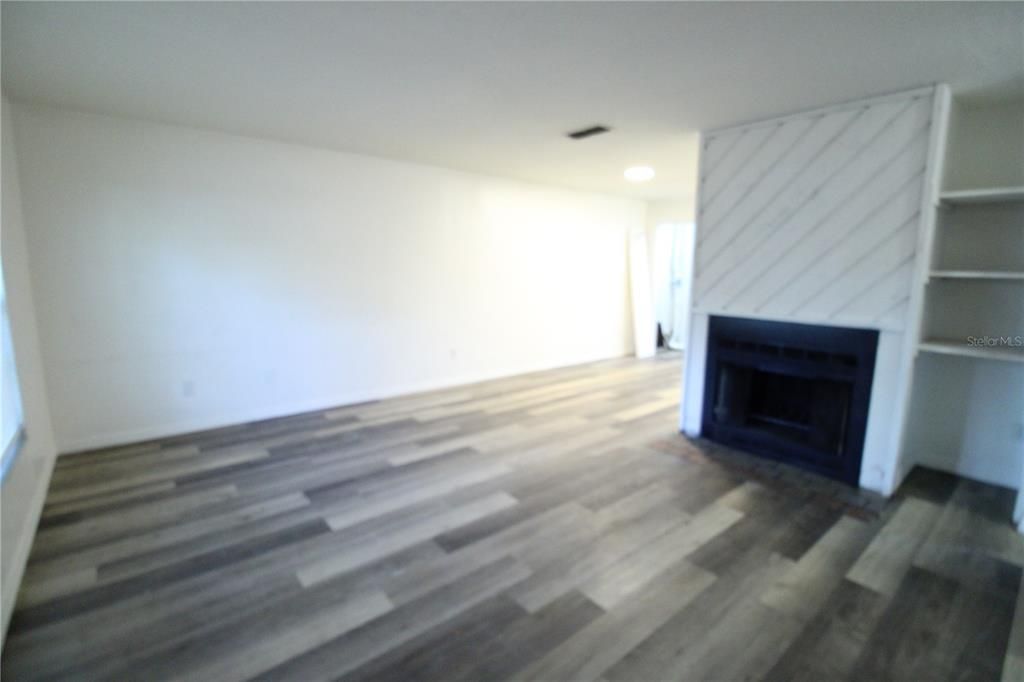 For Rent: $950 (2 beds, 1 baths, 837 Square Feet)