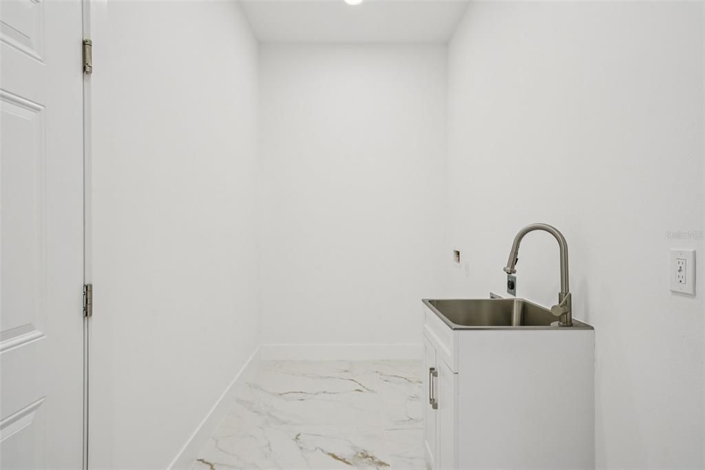 For Sale: $919,900 (4 beds, 2 baths, 2498 Square Feet)