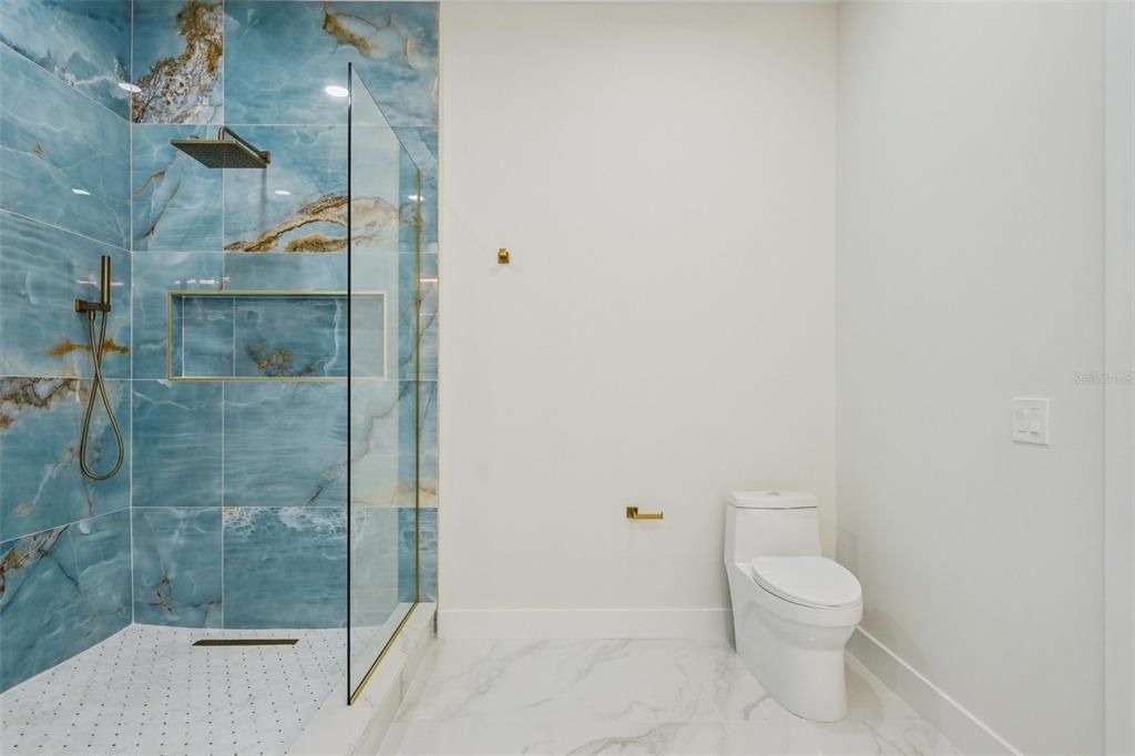 For Sale: $919,900 (4 beds, 2 baths, 2498 Square Feet)