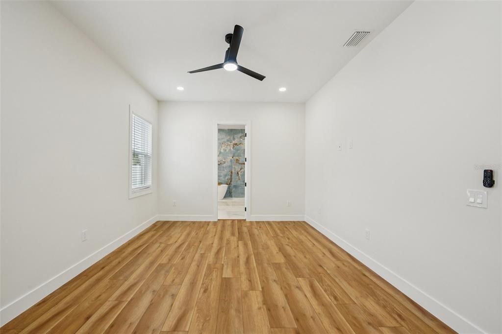 For Sale: $919,900 (4 beds, 2 baths, 2498 Square Feet)