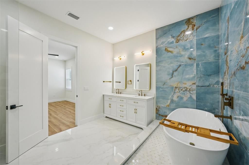 For Sale: $919,900 (4 beds, 2 baths, 2498 Square Feet)