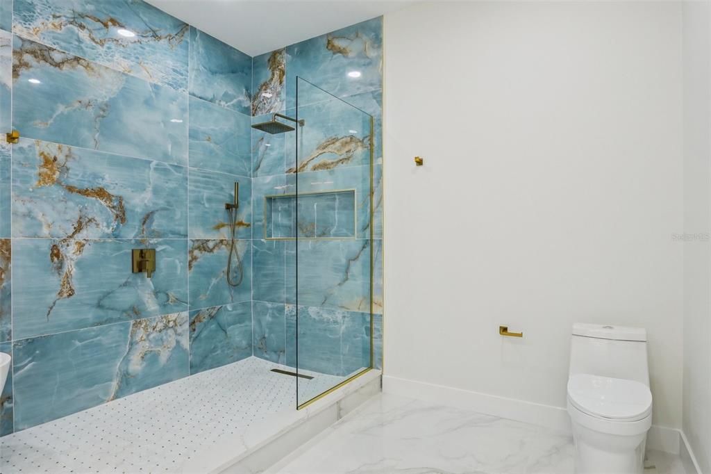 For Sale: $919,900 (4 beds, 2 baths, 2498 Square Feet)