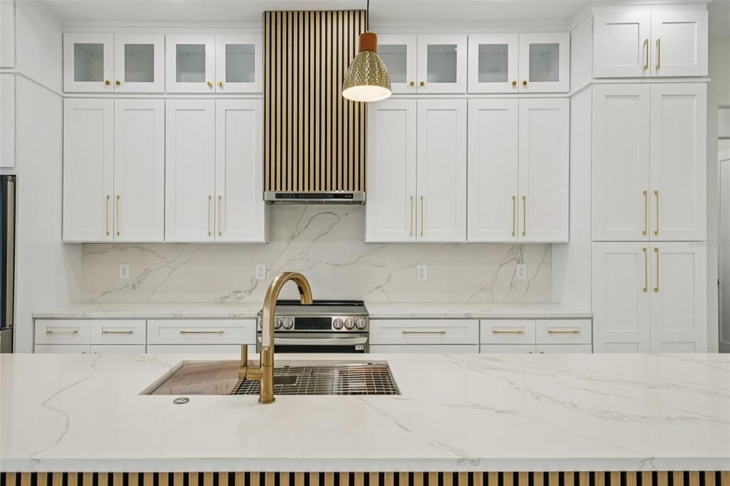 For Sale: $919,900 (4 beds, 2 baths, 2498 Square Feet)