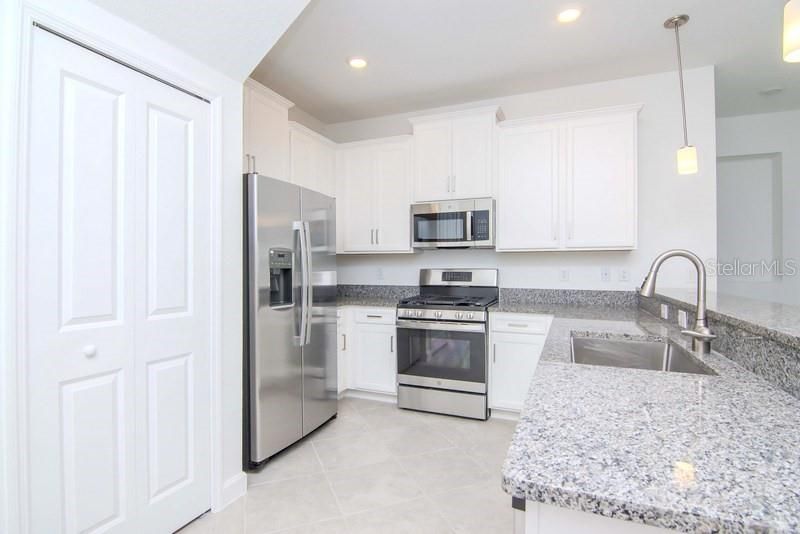 For Rent: $3,000 (5 beds, 2 baths, 2251 Square Feet)