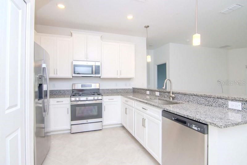 For Rent: $3,000 (5 beds, 2 baths, 2251 Square Feet)