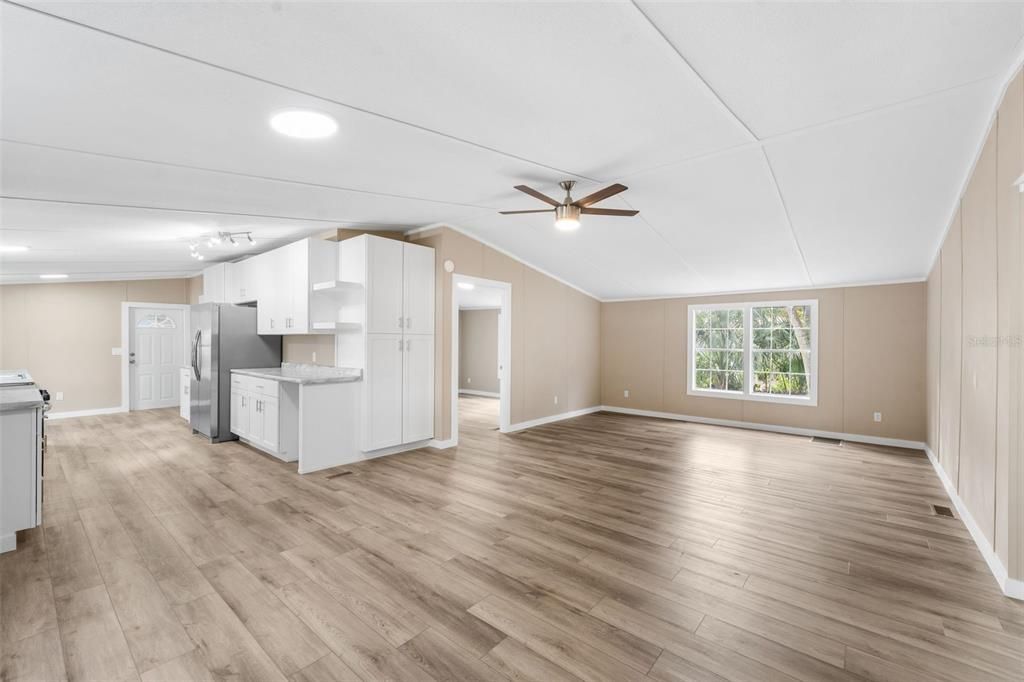 На продажу: $181,935 (3 спален, 2 ванн, 1296 Квадратных фут)