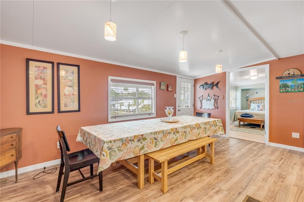 待售: $447,000 (5 贝兹, 2 浴室, 1965 平方英尺)