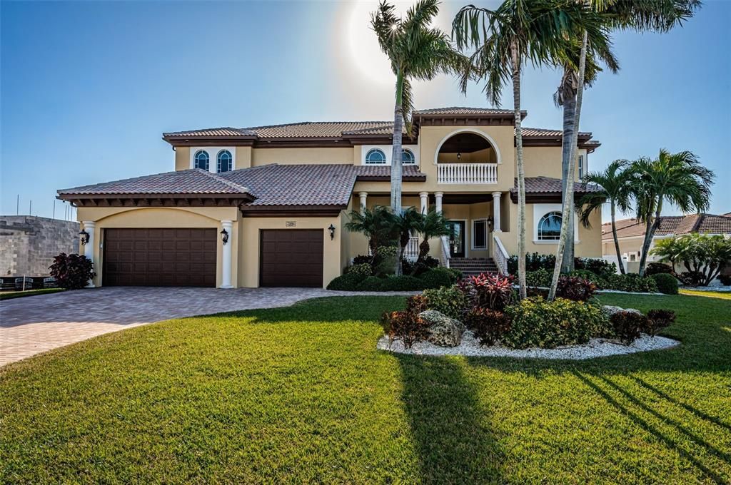 For Sale: $3,295,000 (5 beds, 5 baths, 5798 Square Feet)