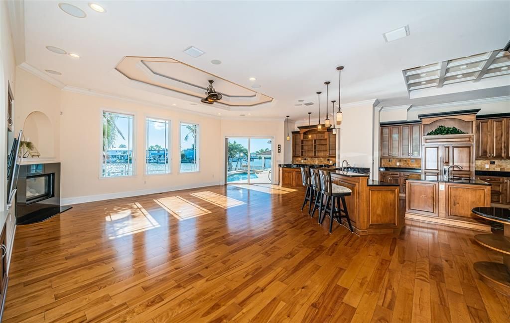 For Sale: $3,295,000 (5 beds, 5 baths, 5798 Square Feet)