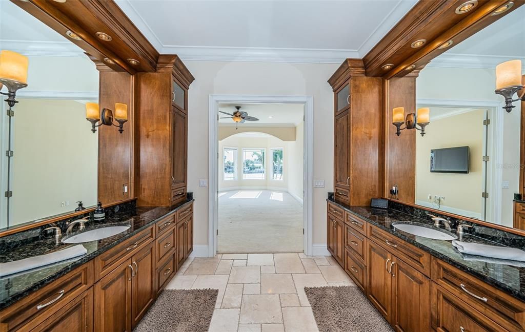 For Sale: $3,295,000 (5 beds, 5 baths, 5798 Square Feet)