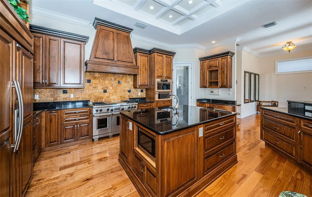 For Sale: $3,295,000 (5 beds, 5 baths, 5798 Square Feet)