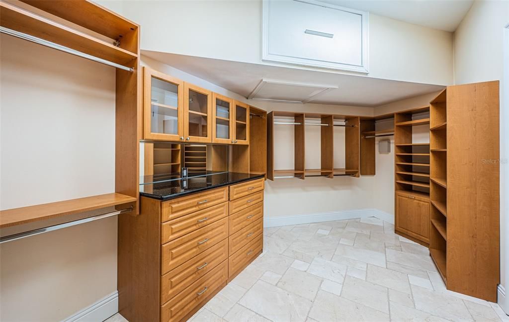 For Sale: $3,295,000 (5 beds, 5 baths, 5798 Square Feet)