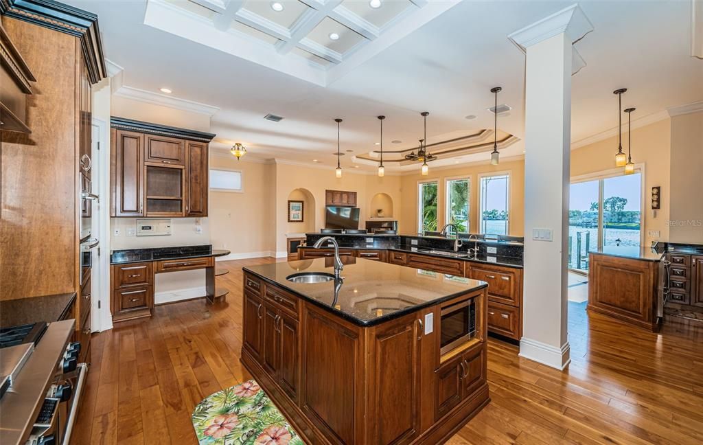 For Sale: $3,295,000 (5 beds, 5 baths, 5798 Square Feet)