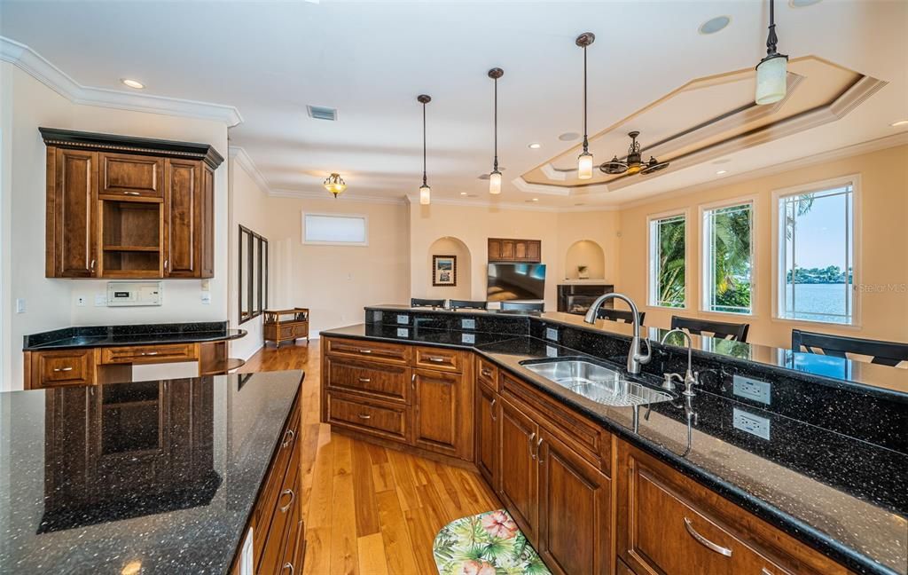 For Sale: $3,295,000 (5 beds, 5 baths, 5798 Square Feet)