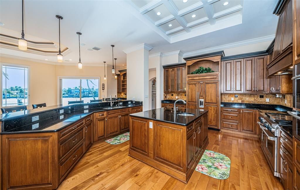 For Sale: $3,295,000 (5 beds, 5 baths, 5798 Square Feet)