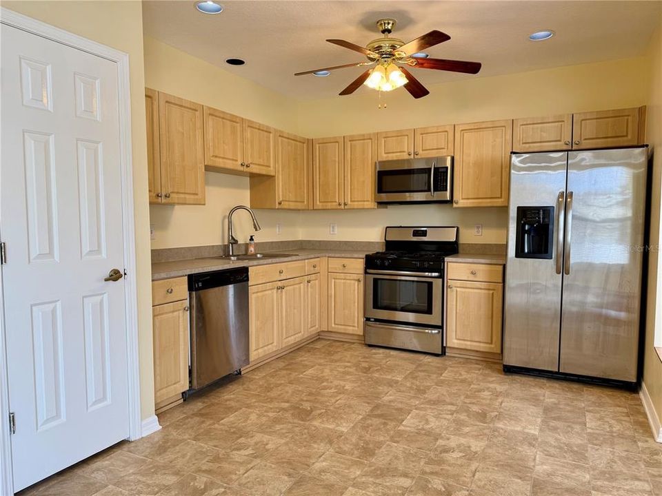 For Rent: $2,800 (4 beds, 2 baths, 2034 Square Feet)