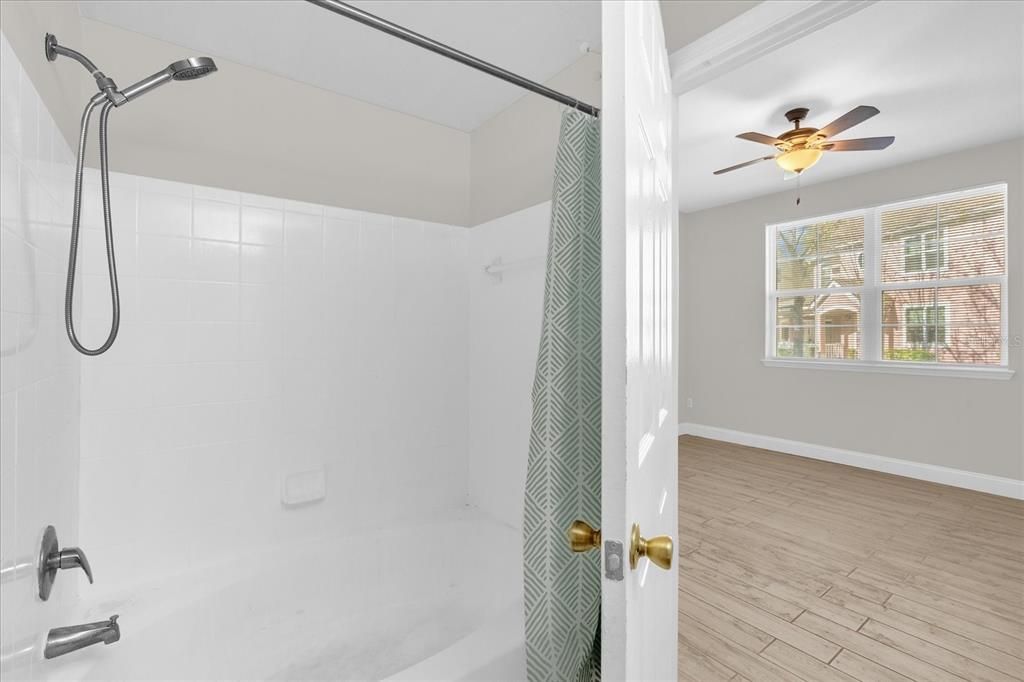 На продажу: $239,000 (2 спален, 2 ванн, 1235 Квадратных фут)