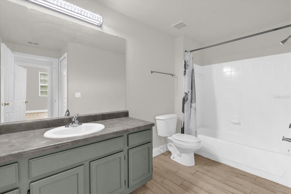 На продажу: $239,000 (2 спален, 2 ванн, 1235 Квадратных фут)