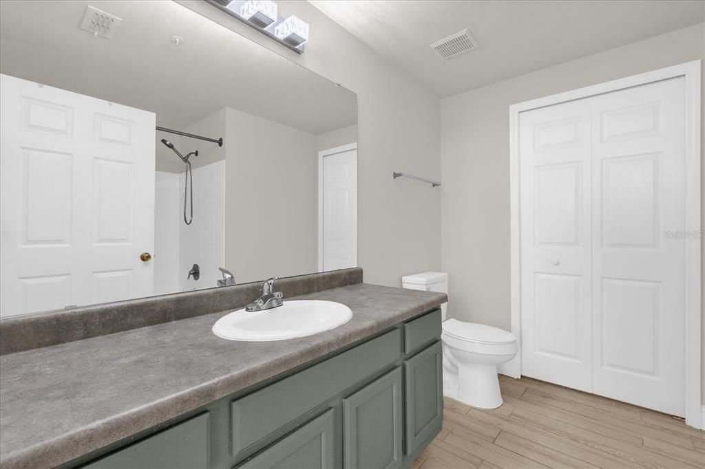 На продажу: $239,000 (2 спален, 2 ванн, 1235 Квадратных фут)