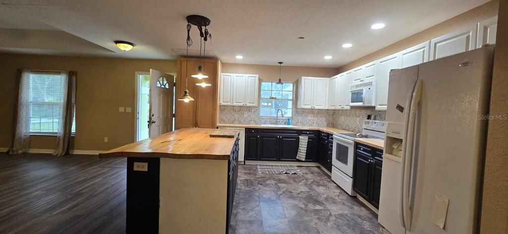 En Venta: $199,000 (3 camas, 2 baños, 1560 Pies cuadrados)