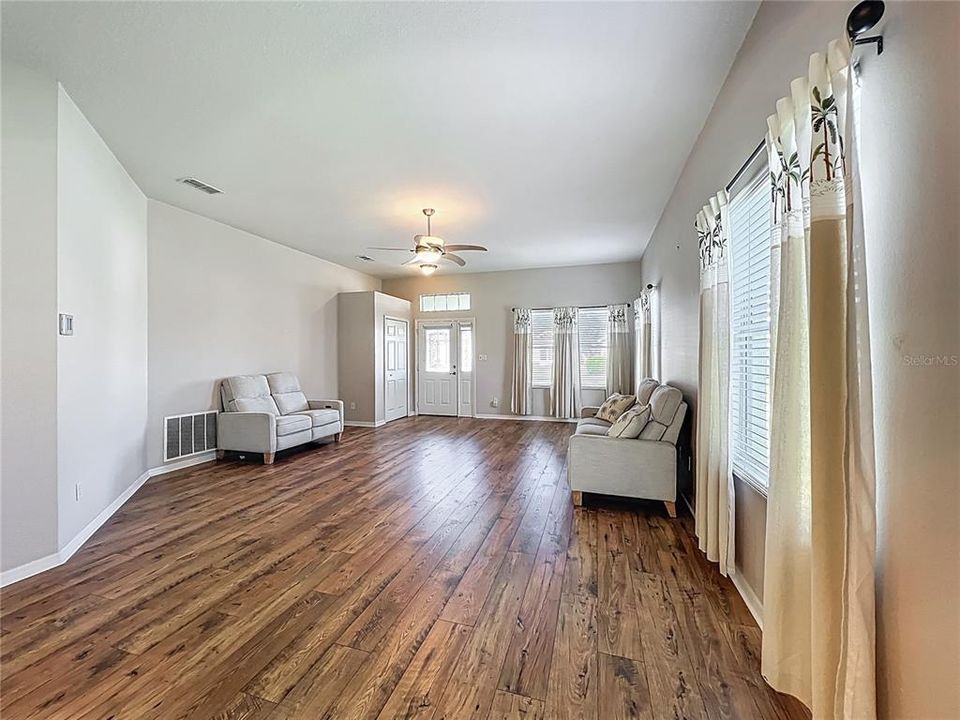 待售: $334,900 (2 贝兹, 2 浴室, 1868 平方英尺)