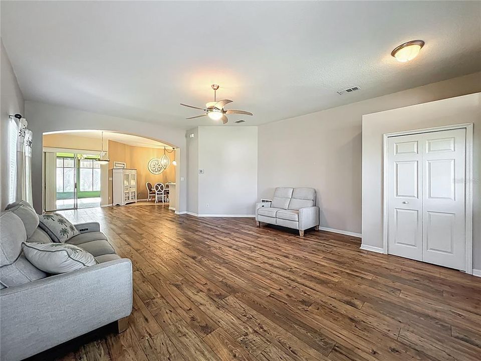 待售: $334,900 (2 贝兹, 2 浴室, 1868 平方英尺)