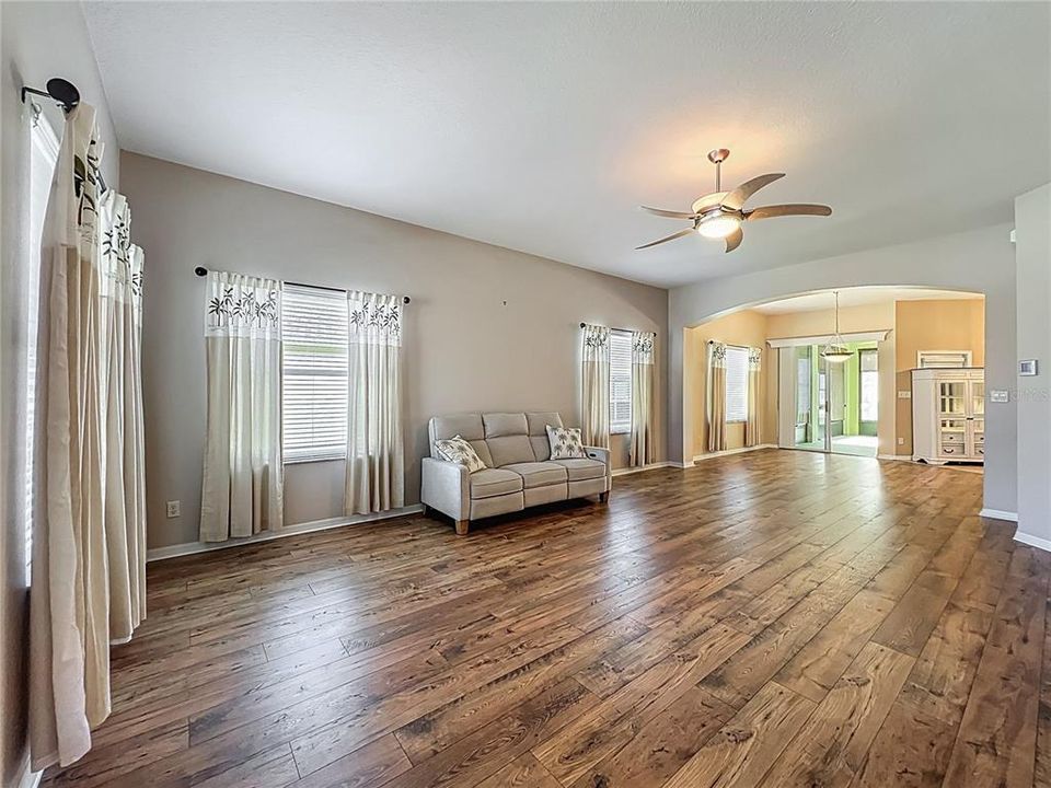 待售: $334,900 (2 贝兹, 2 浴室, 1868 平方英尺)