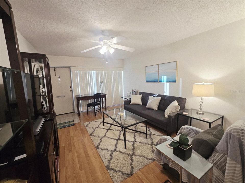 For Rent: $1,375 (2 beds, 1 baths, 825 Square Feet)