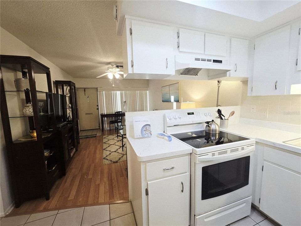 For Rent: $1,375 (2 beds, 1 baths, 825 Square Feet)