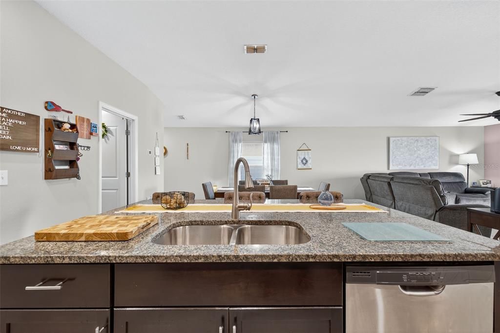 En Venta: $340,000 (4 camas, 2 baños, 1817 Pies cuadrados)