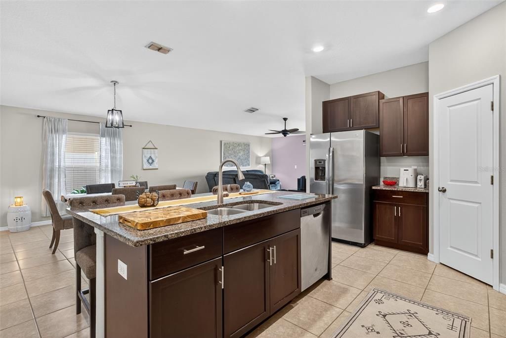 En Venta: $340,000 (4 camas, 2 baños, 1817 Pies cuadrados)