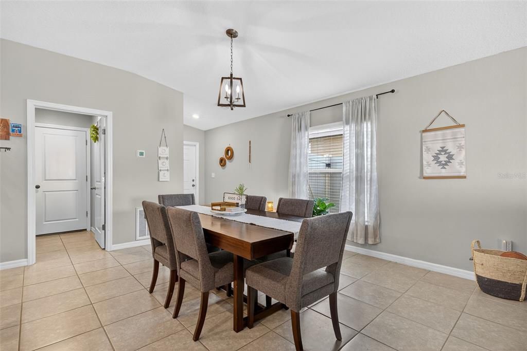 En Venta: $340,000 (4 camas, 2 baños, 1817 Pies cuadrados)