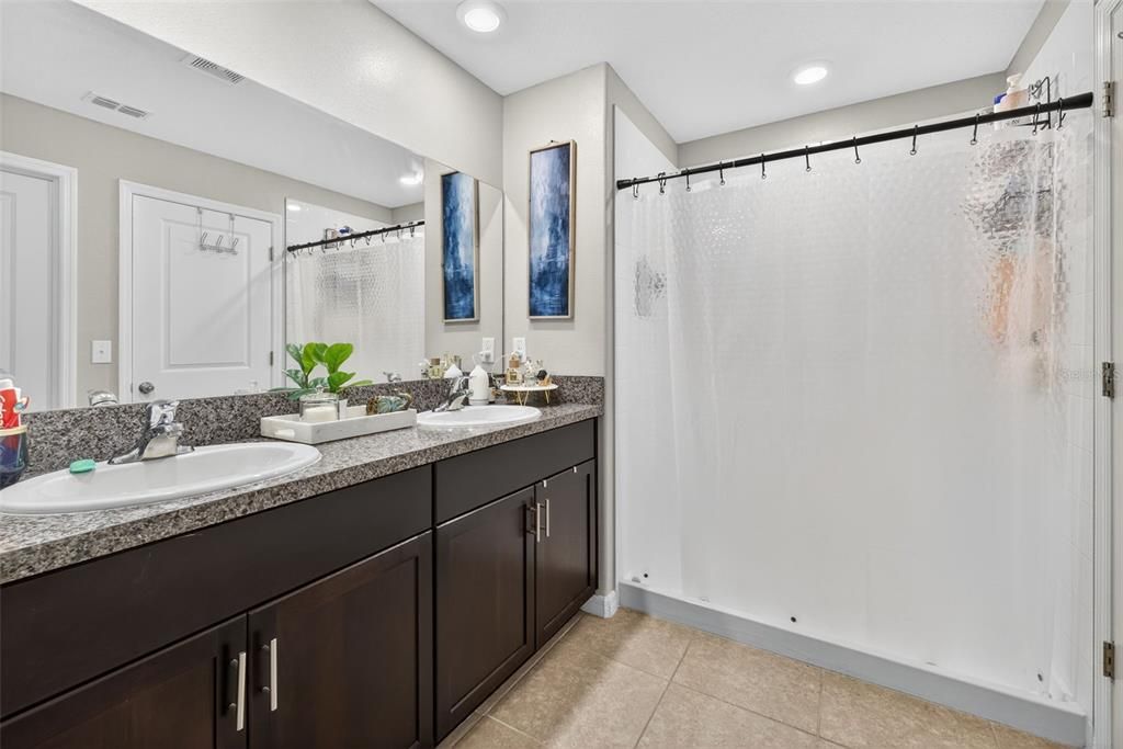 En Venta: $340,000 (4 camas, 2 baños, 1817 Pies cuadrados)