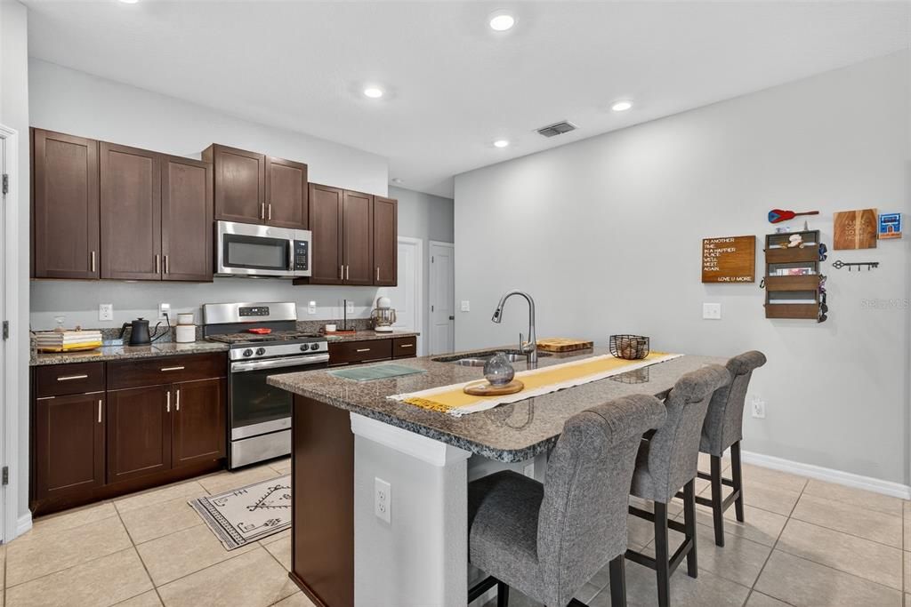 En Venta: $340,000 (4 camas, 2 baños, 1817 Pies cuadrados)