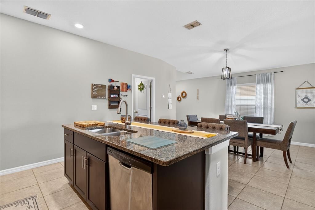 En Venta: $340,000 (4 camas, 2 baños, 1817 Pies cuadrados)